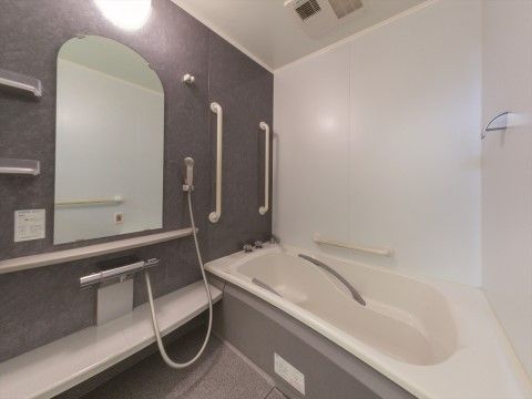 「ニチイホーム 千歳船橋」の個別浴室。手すりを設けている。