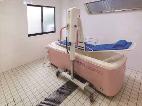 「ニチイホーム 千歳船橋」の特別浴室。介助用の設備もある。