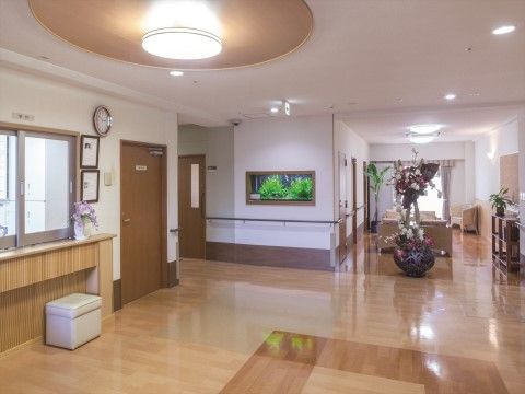 「ニチイホーム 千歳船橋」のエントランスホール。アクアリウムを設置している。