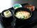 黒い膳の上に盛られた冷ややっことうどん
