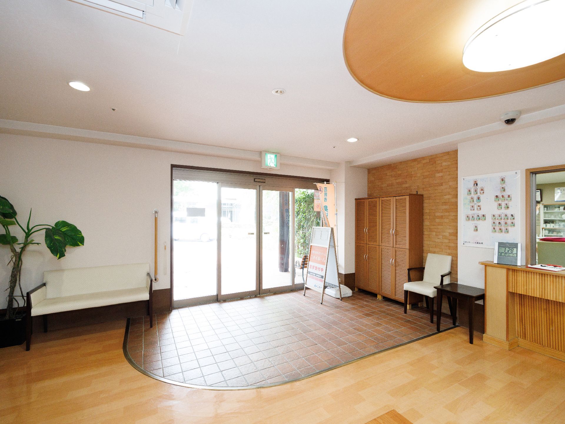 自動ドアが付いた白い壁のエントランス