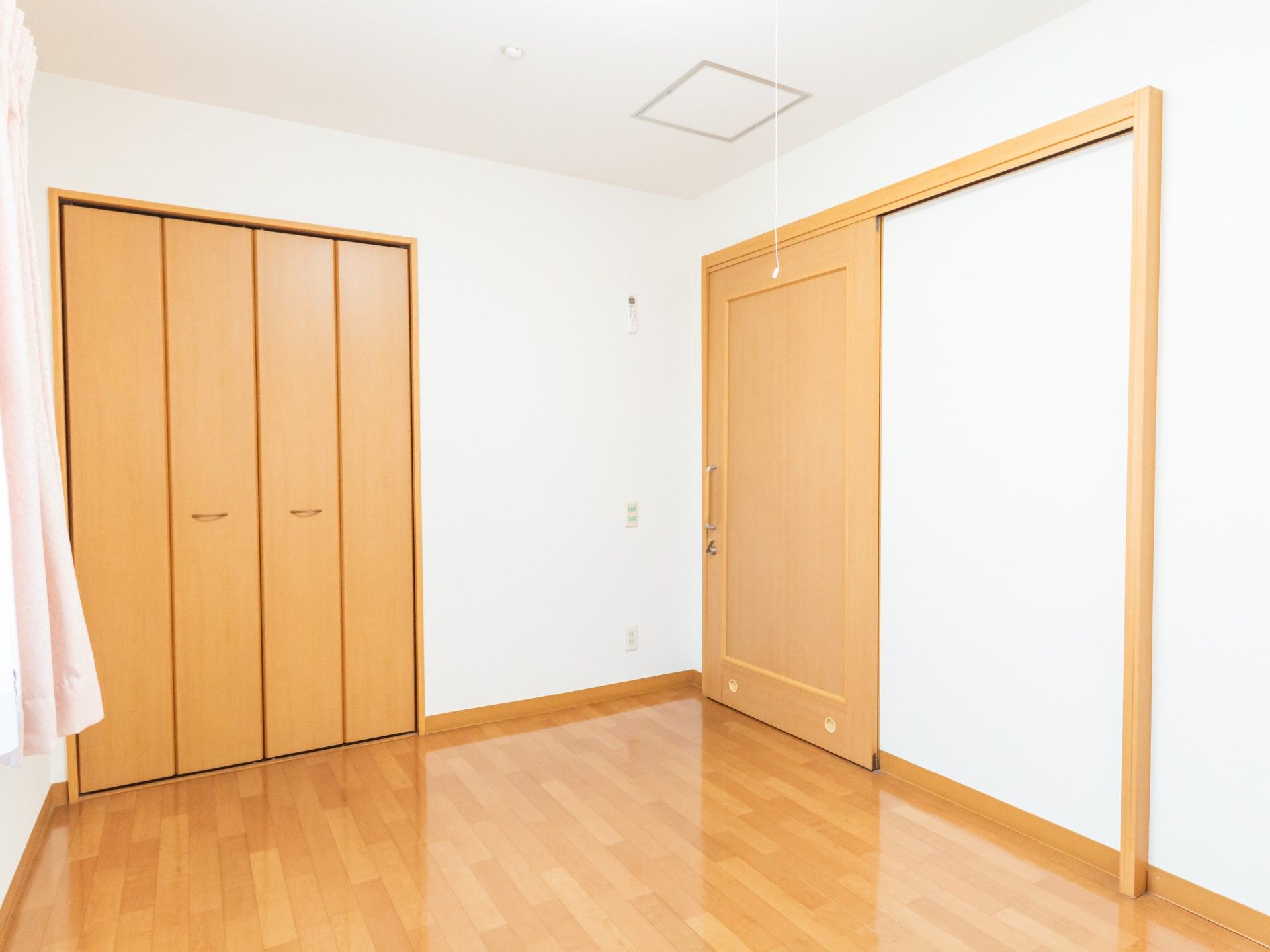 木製の扉と床の部屋