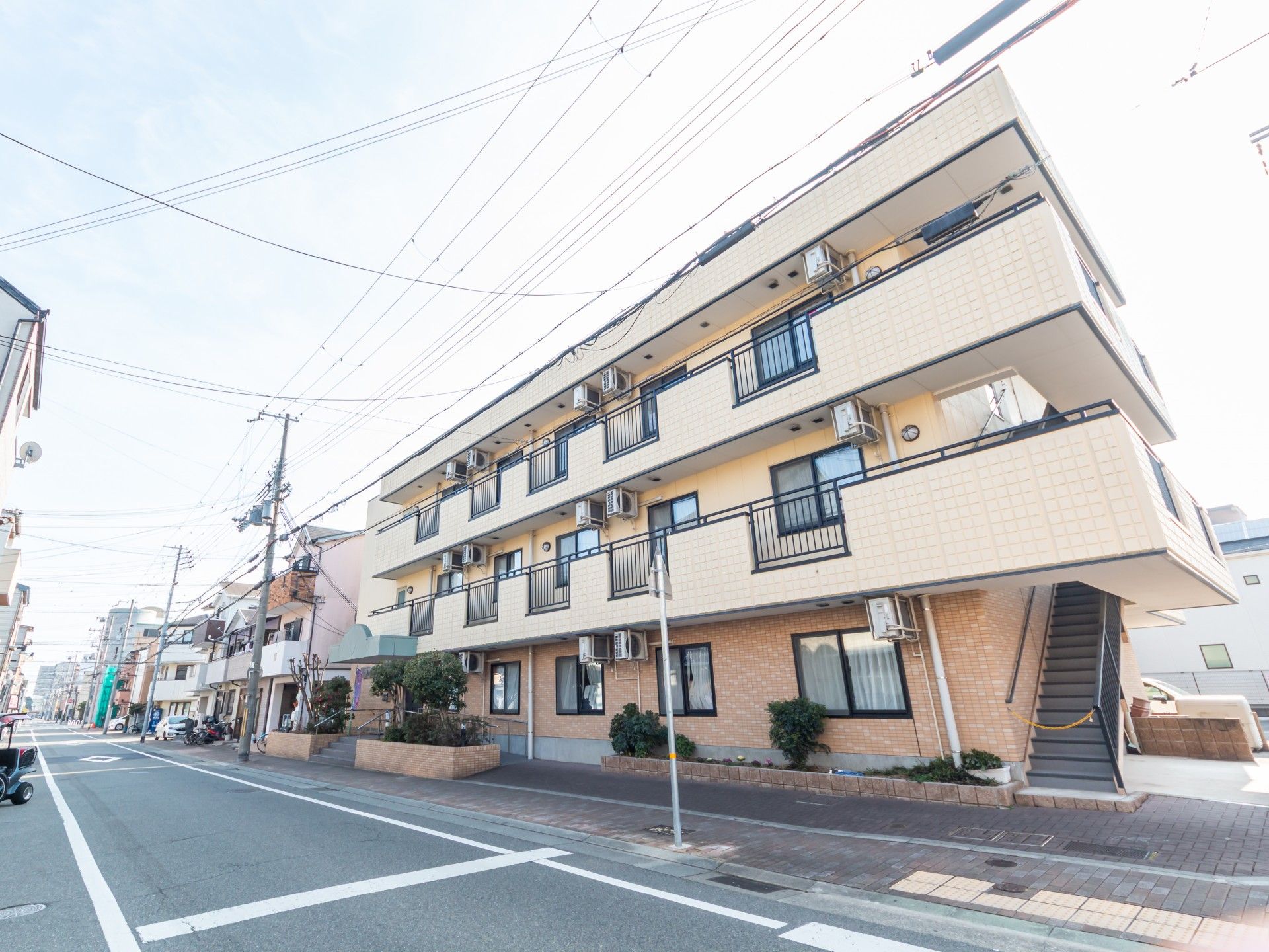 三階建ての建物外観