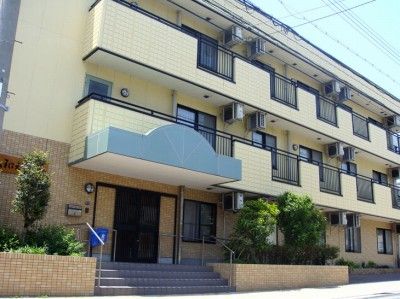 明るい外観の建物入口
