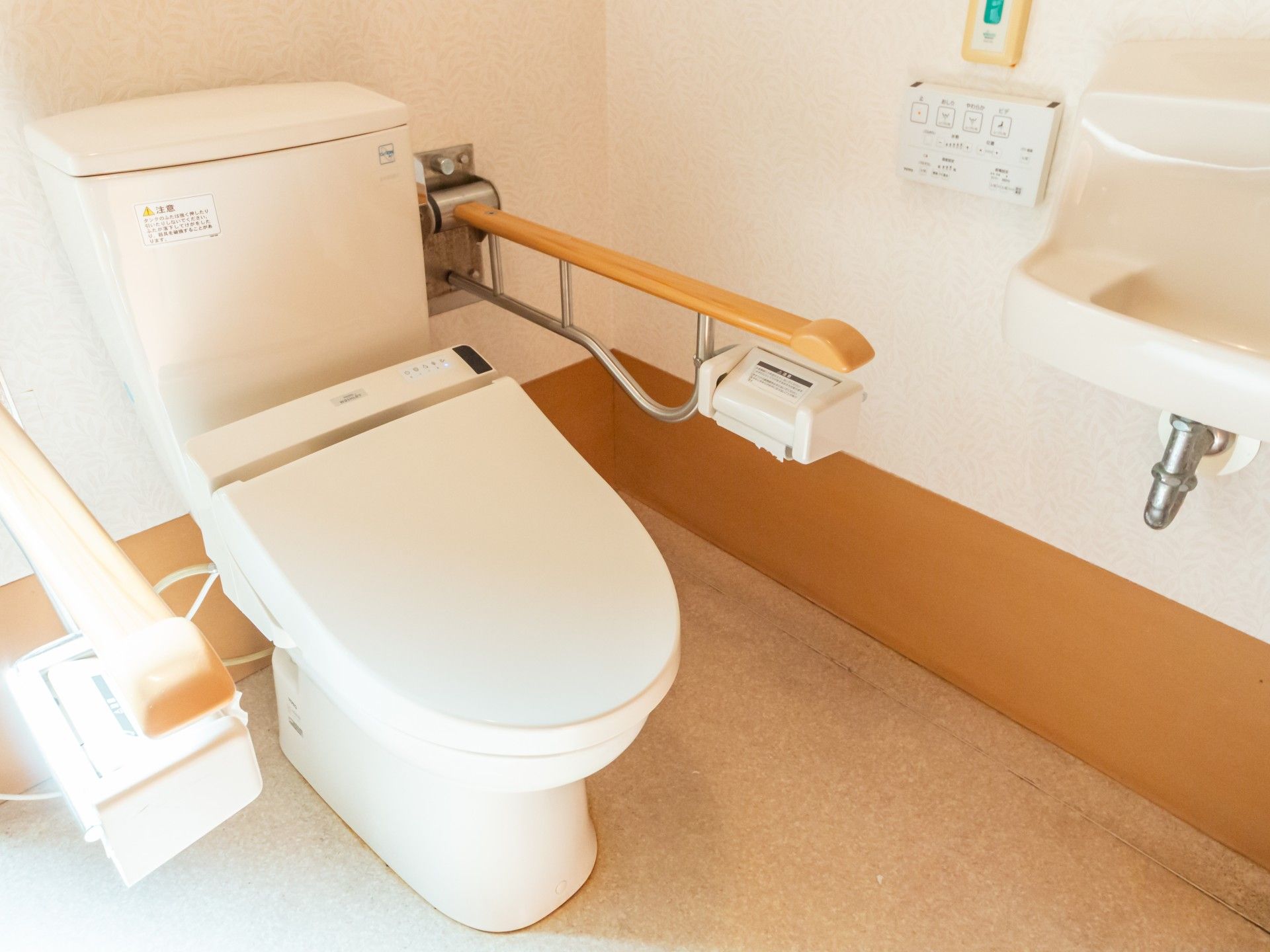 手すり付きのトイレ