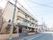 通りに面した建物の外観