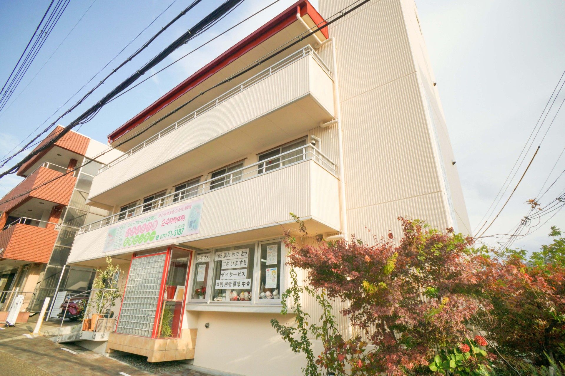 晴れた天気のもと、食事をしながら親しげに会話をしているご高齢な男女4名