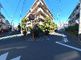 静かな住宅街の交差点