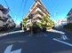 静かな住宅街の交差点