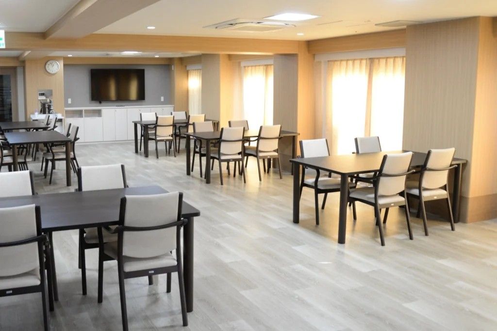 「ニチイホーム 中野南台」のリビング＆ダイニング。大勢で交流できる。