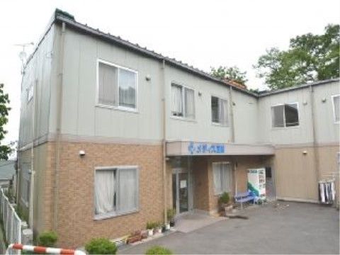 2階建てでツートーンカラーの建物