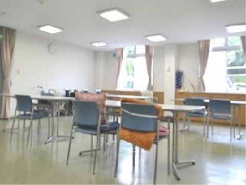 テーブルと椅子が設置された共有スペース