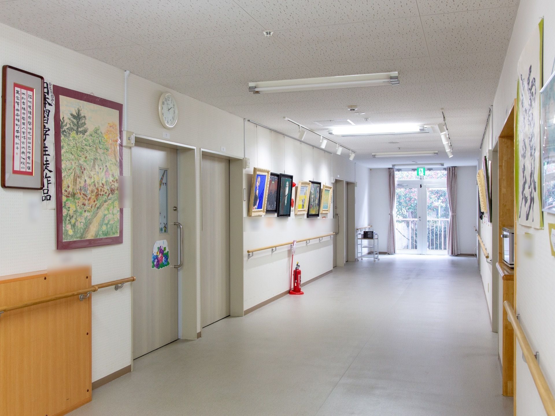 通路の左右には居室が並んでいて、壁にはいくつもの額や作品が飾られている。鑑賞しながら歩くことができる。