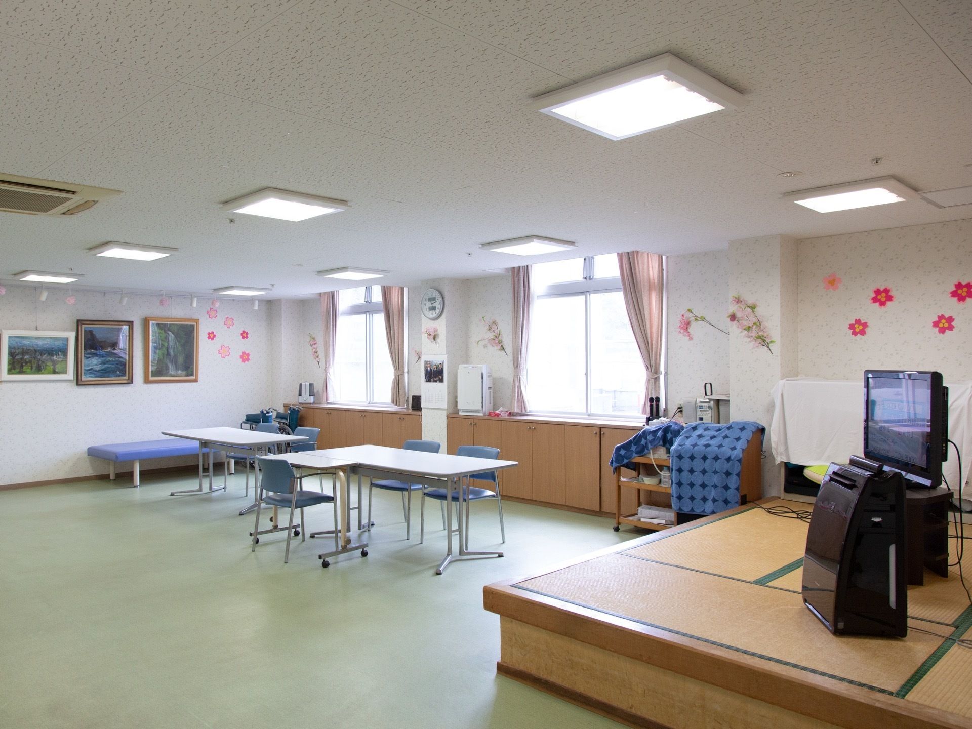 さまざまな用途に使える多目的ホールは広く、畳敷きの場所があり親しみを感じられる。テレビや空気清浄機も準備してある。