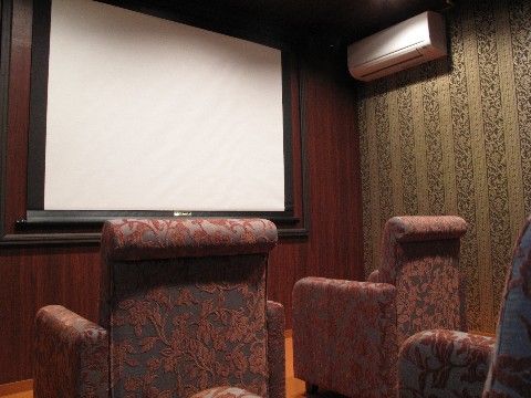 ボックス型のソファが並んで置かれているシアタールーム