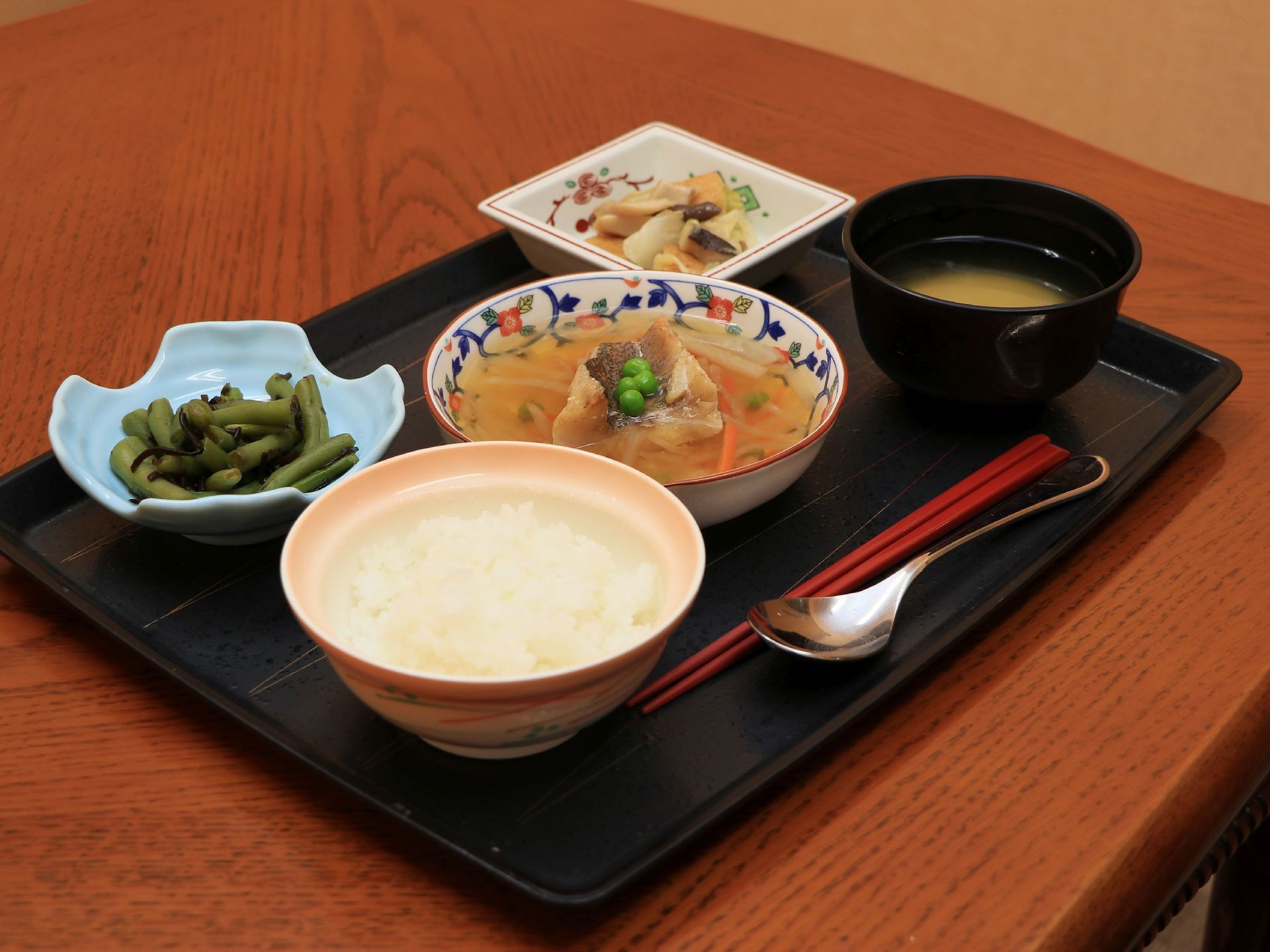 黒色のトレーに本日のメニューが、きれいに配置されている。和食を中心とした、身体にやさしいお食事が提供される。