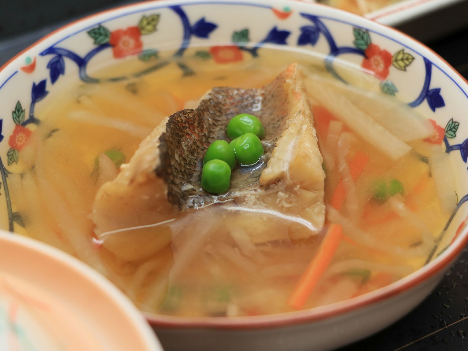 和風のお盆の上に、料理がならべられている。今日のメニューは、お魚がメインである。小鉢やお汁など、酒類も豊富。