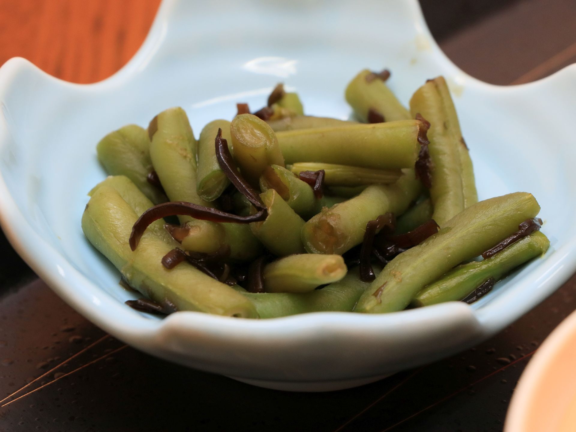 和風のトレーに、きれいに盛りつけられた料理が置かれている。メインのほか、お野菜などの小鉢も提供されている。