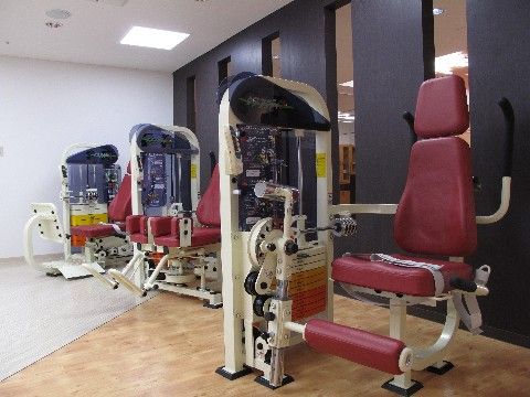 建物前の駐車スペースに何台もの車が停まっている様子