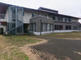介護施設の外観と庭園の様子