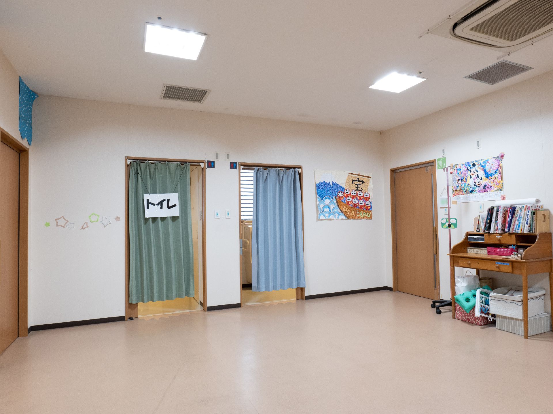 バリアフリー化され、段差がなく手すりが行き渡っている廊下