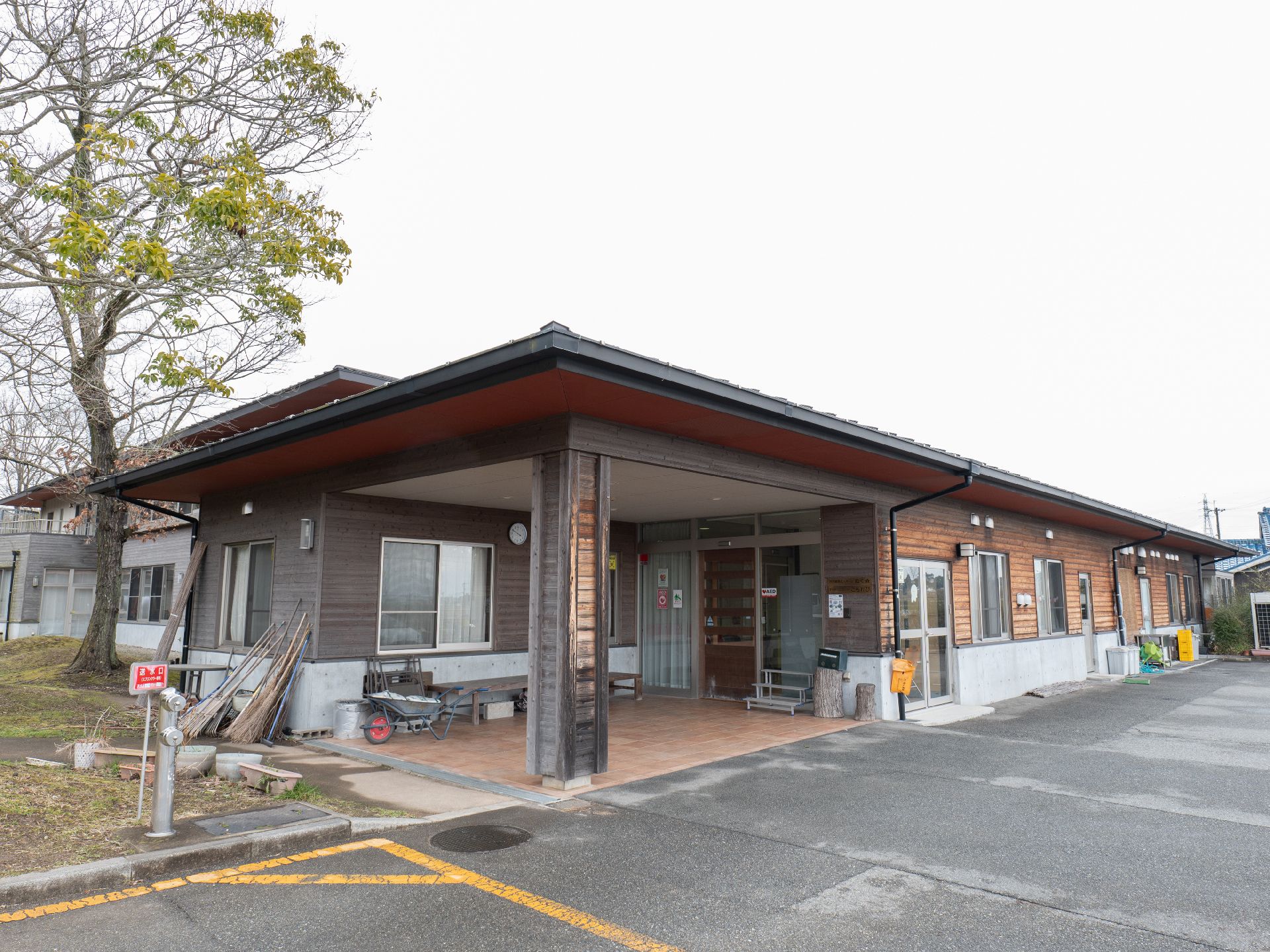 駐車場から撮影した介護施設の外観
