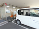 介護施設の入口と駐車場