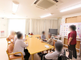 介護施設の明るい居間の様子