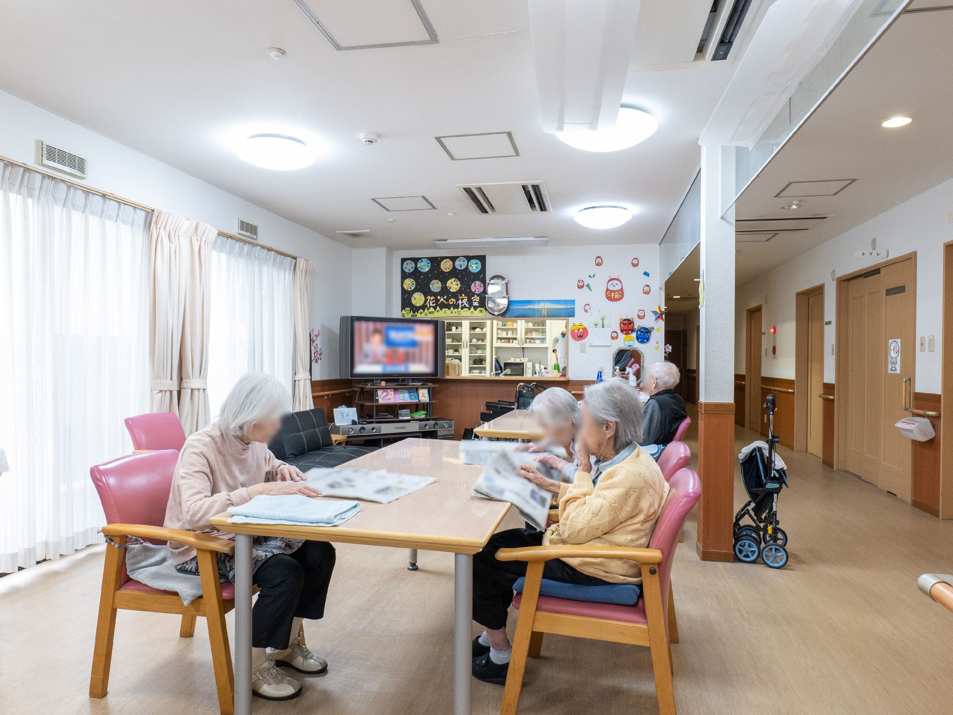 テレビが設置された食堂