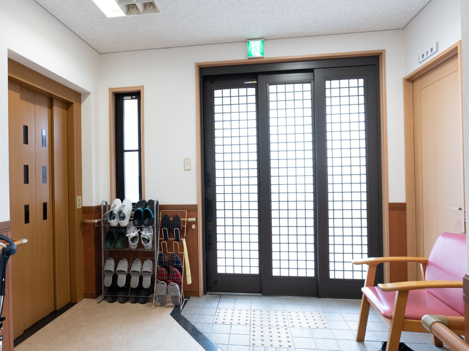 エレベーターがすぐにある玄関