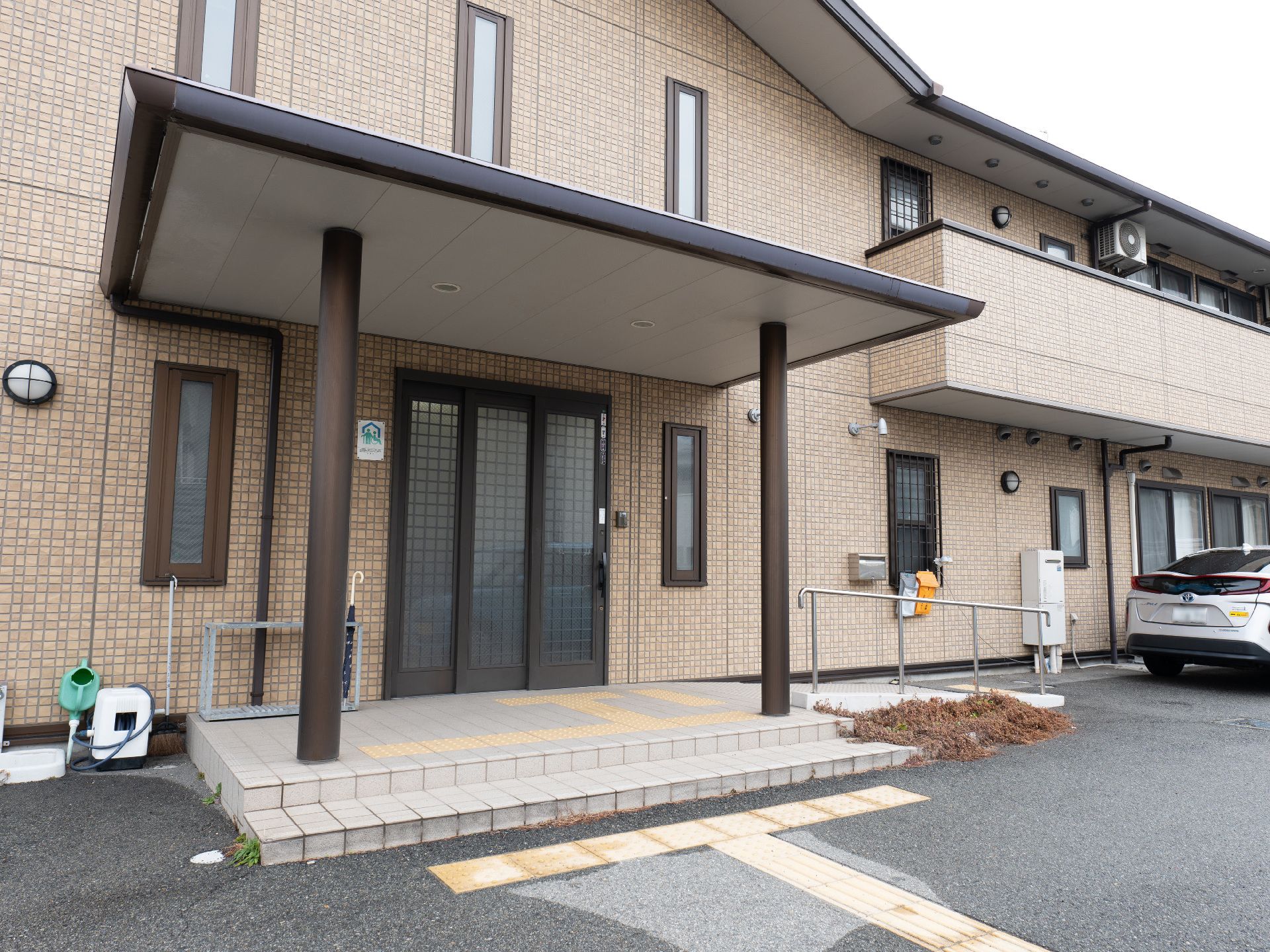 屋根が付いたエントランス