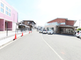 明るい外観の介護施設前の風景