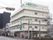 大通り沿いに４階建ての複合施設として建てられている。角地にあるので、高い建物に隠れることもなく日当たりは良好。