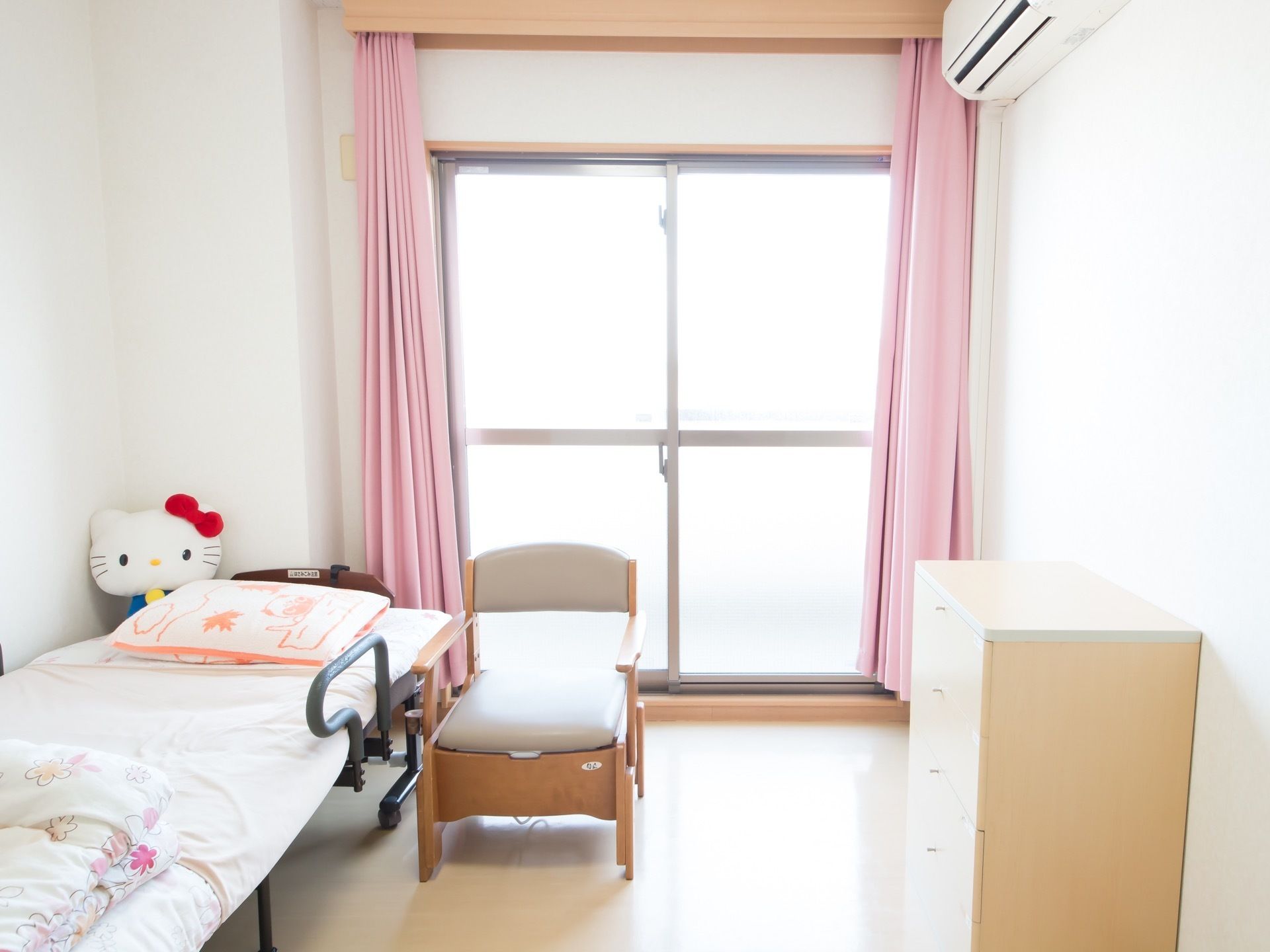 各居室に窓があり日当たりは良好。ベランダに面しているので、気分転換に窓を開けて外の空気を吸うことができる。