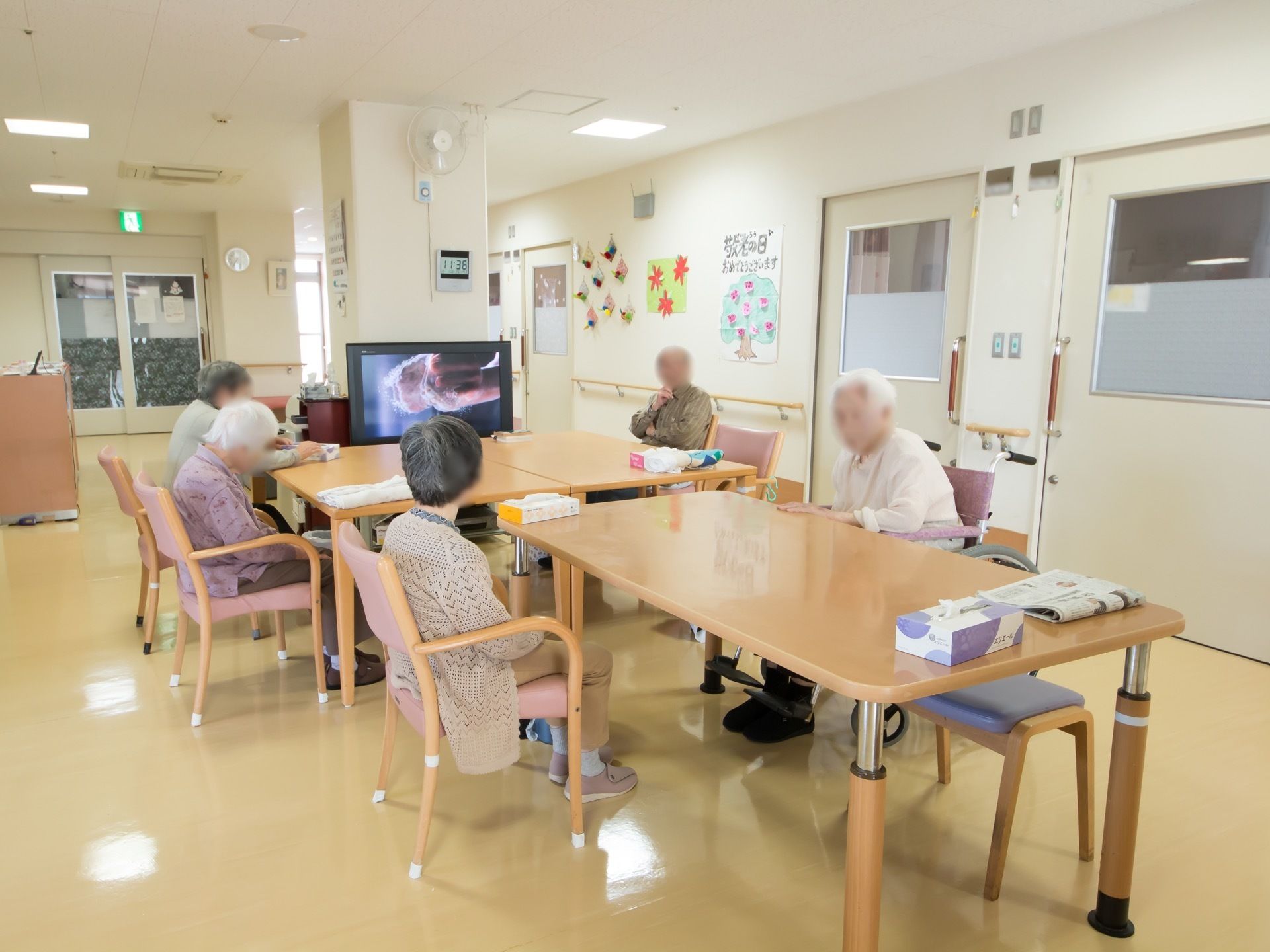居室の外の廊下を少し進むとリビングダイニングになる。テレビを見ながら入居者様同士くつろいで過ごすことができる。