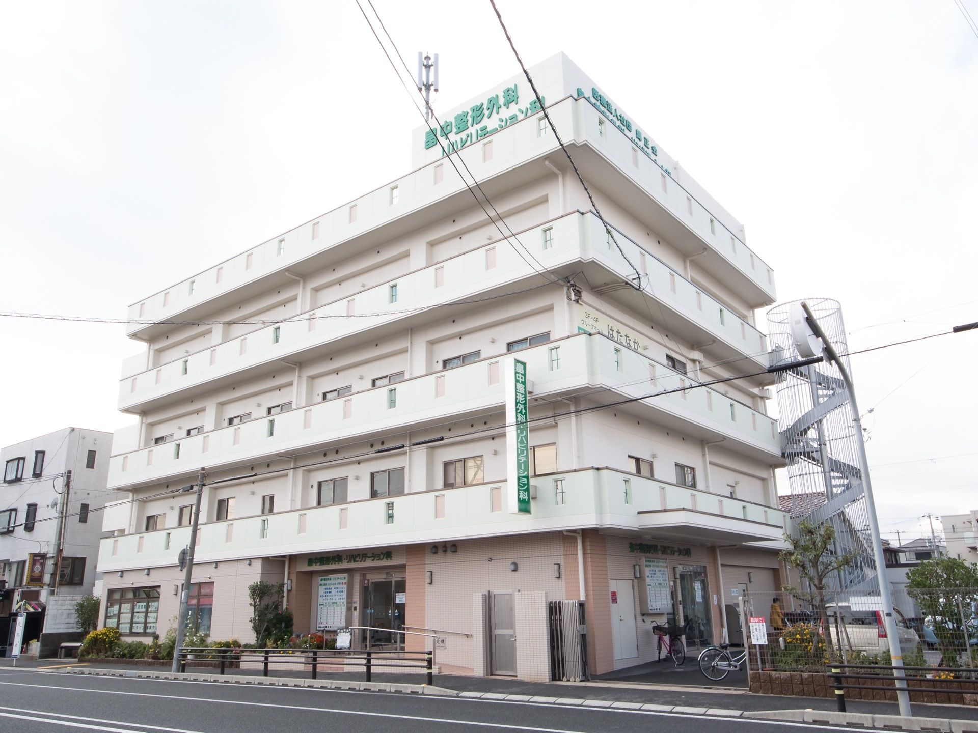 建物のエントランスは正面と駐車スペース側の２つあるので、どちらでも近いほうを利用できる機能的な造りになっている。