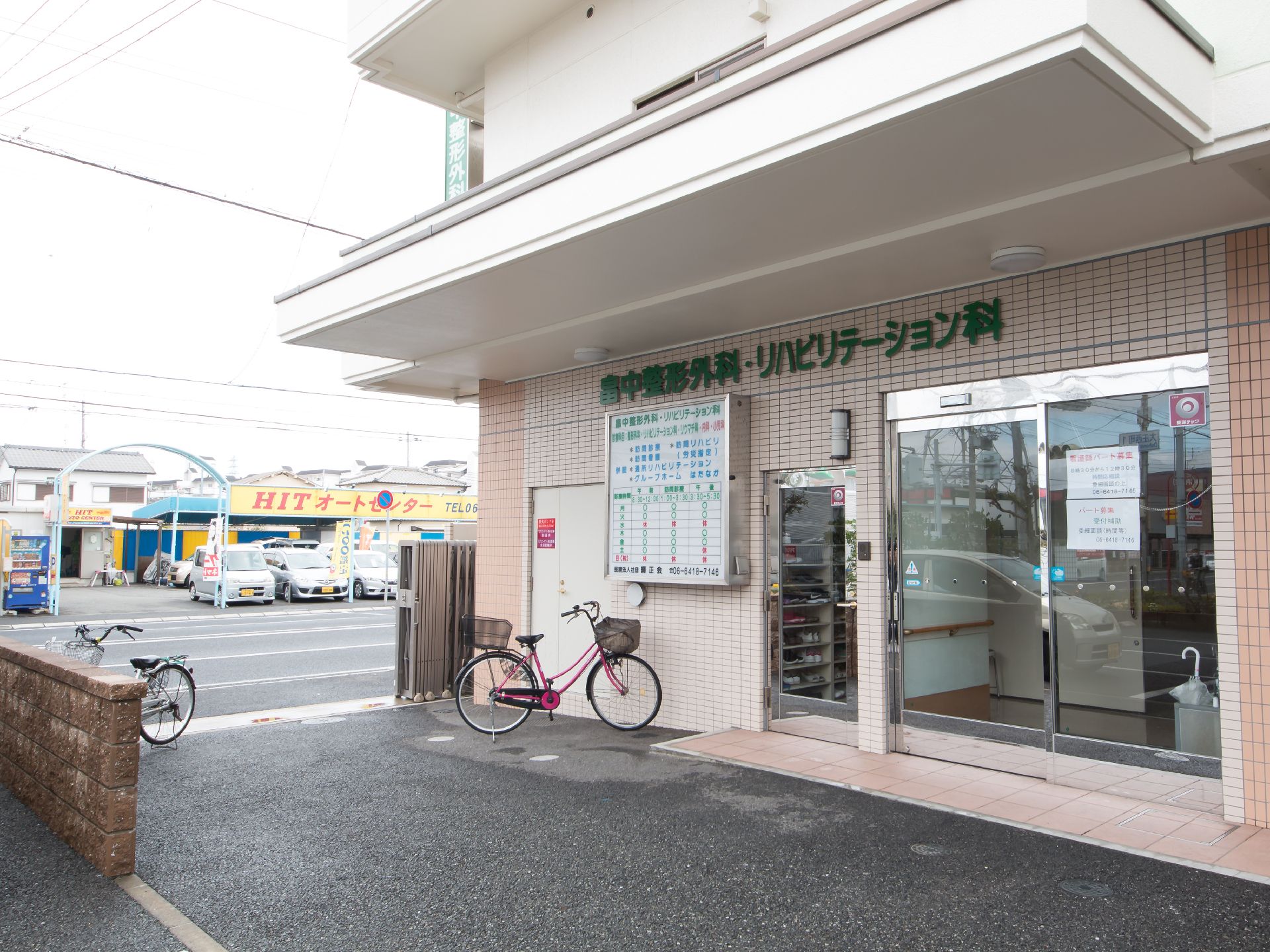 通りに面している、自動ドアと小さな扉がついた建物の入り口