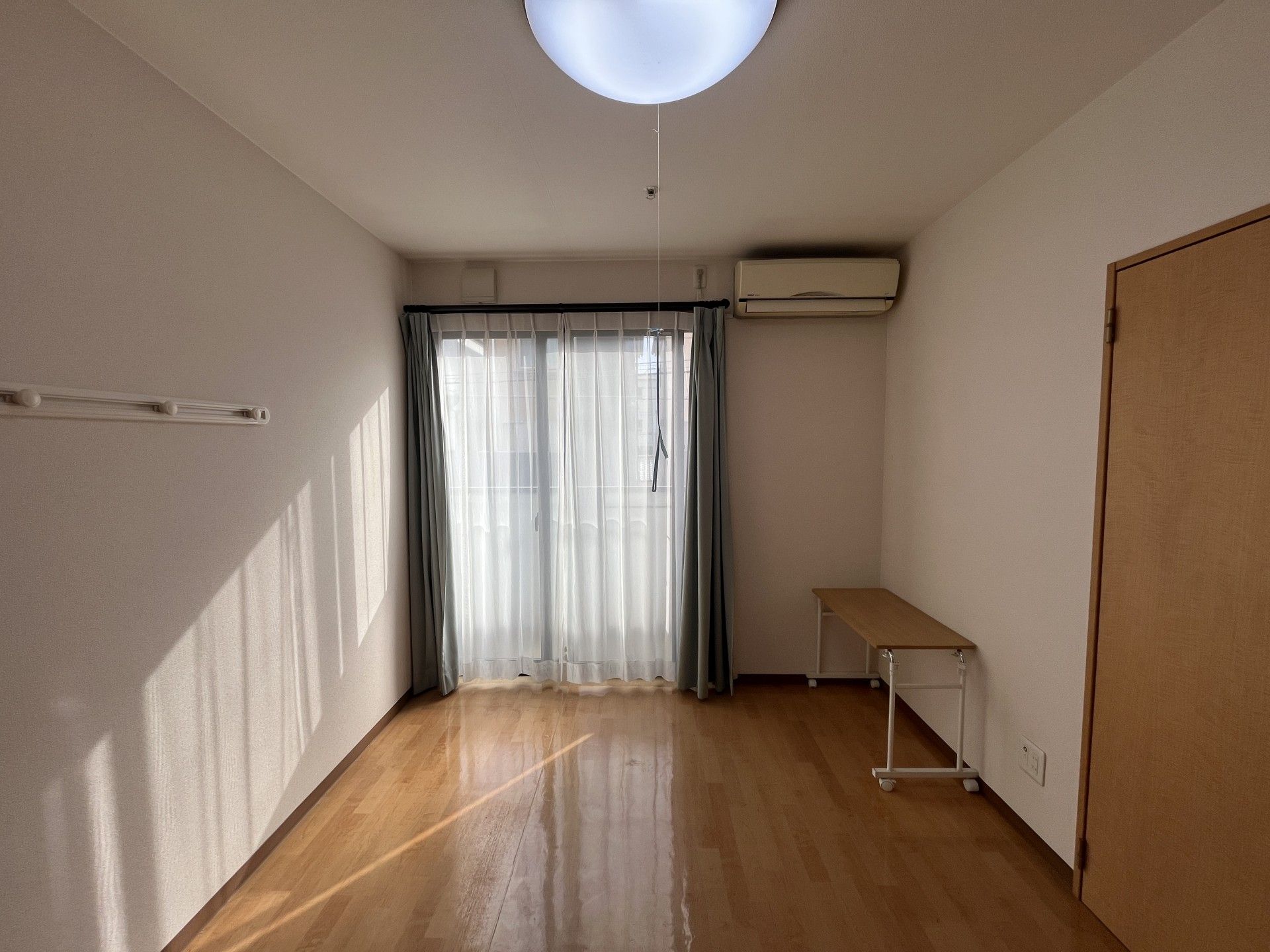 日差しが差し込む部屋