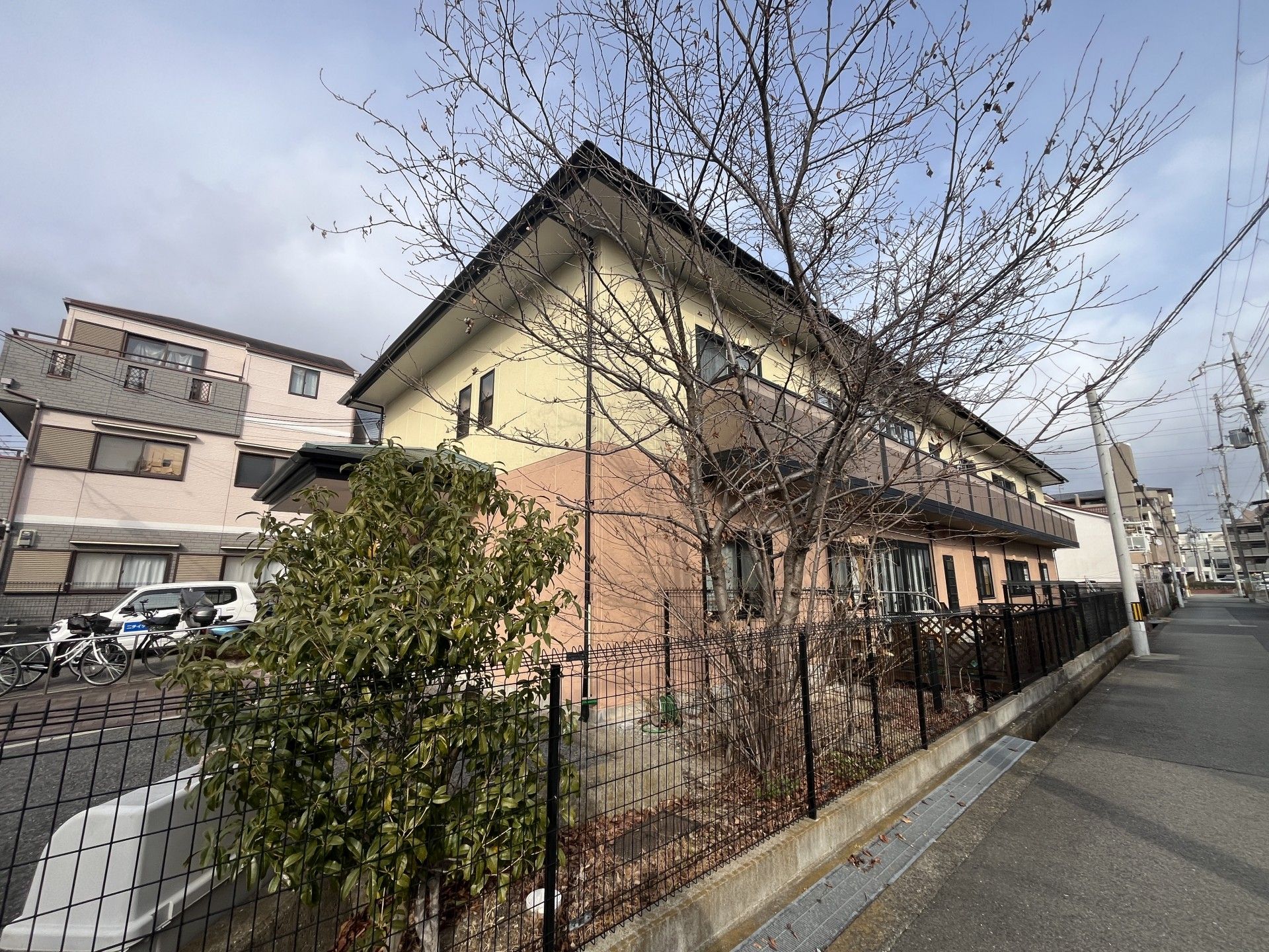 落ち着いた外観の建物