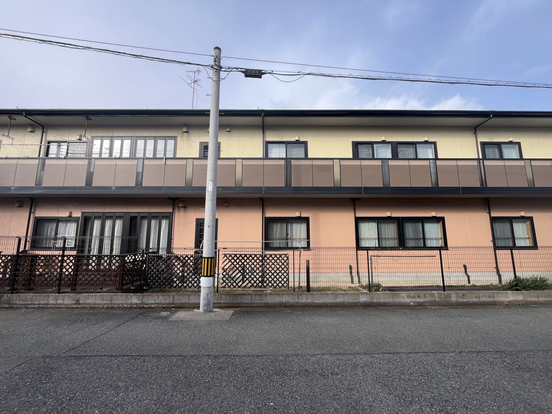 落ち着いた外観の建物