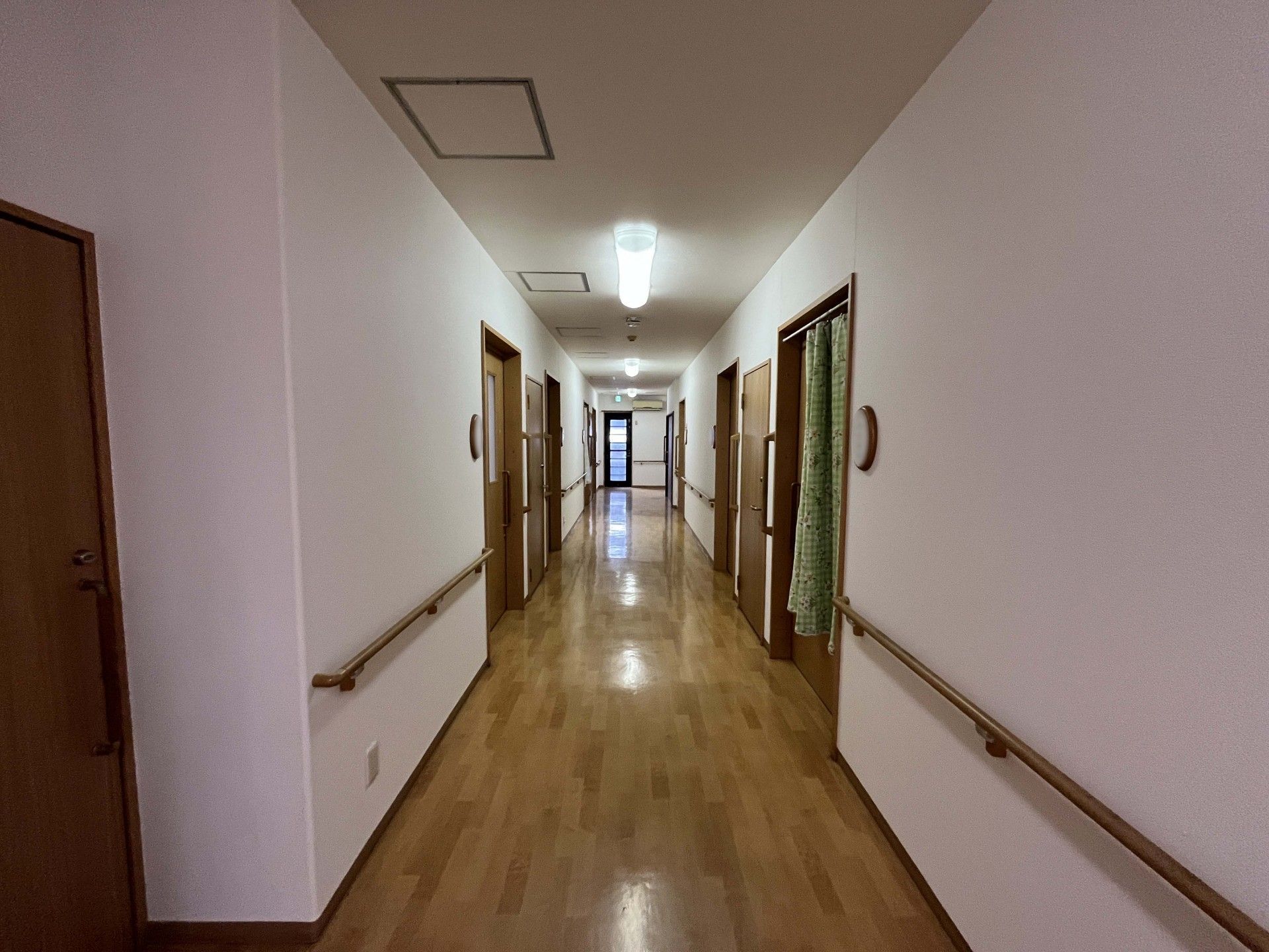 手すり付きの長い廊下