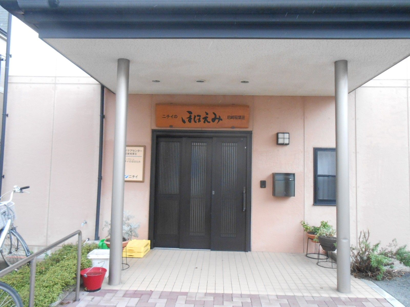 入り口のある建物正面