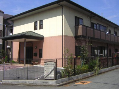 ゆったりとした外観の建物