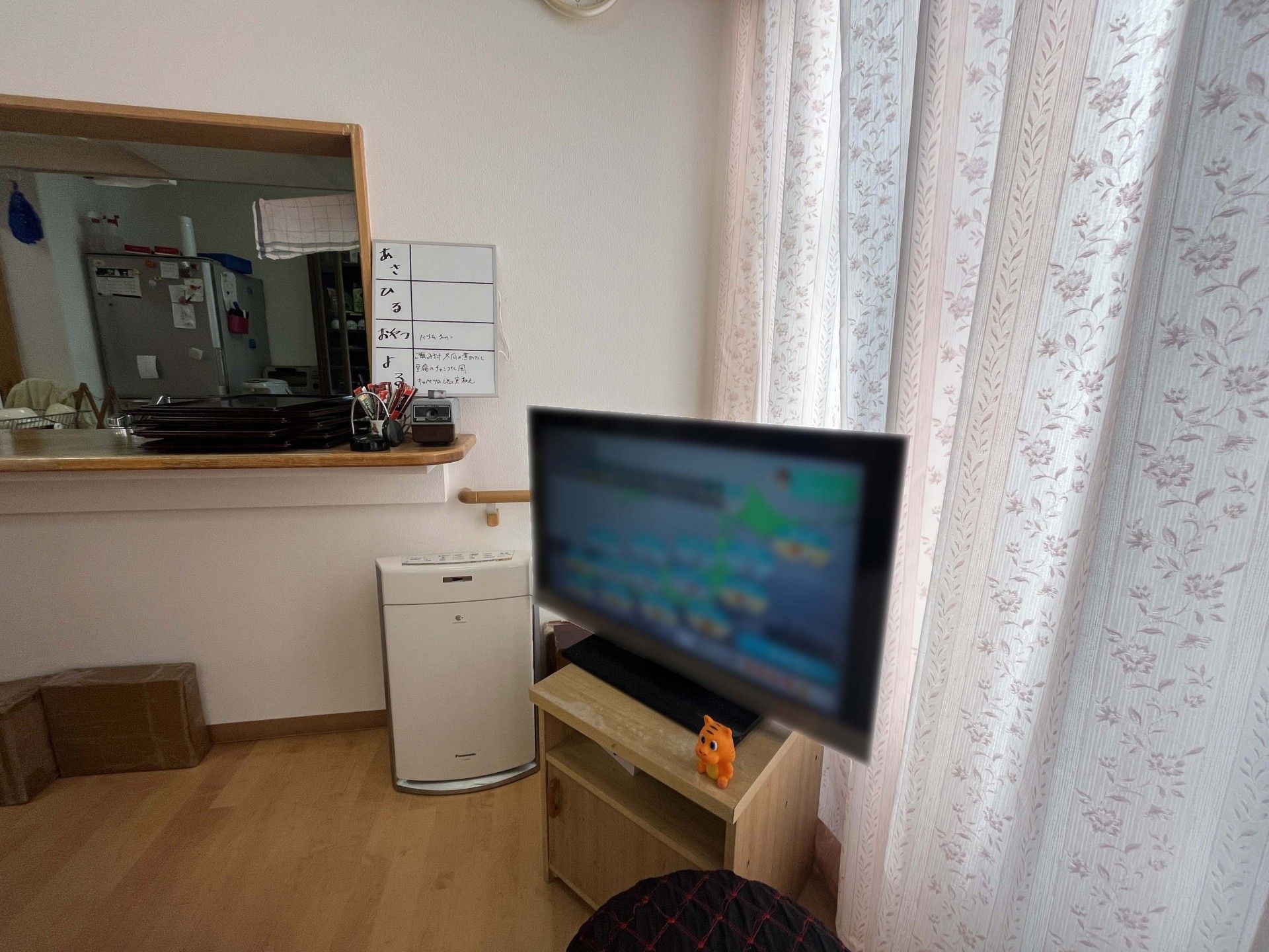 テレビとカーテンのある部屋