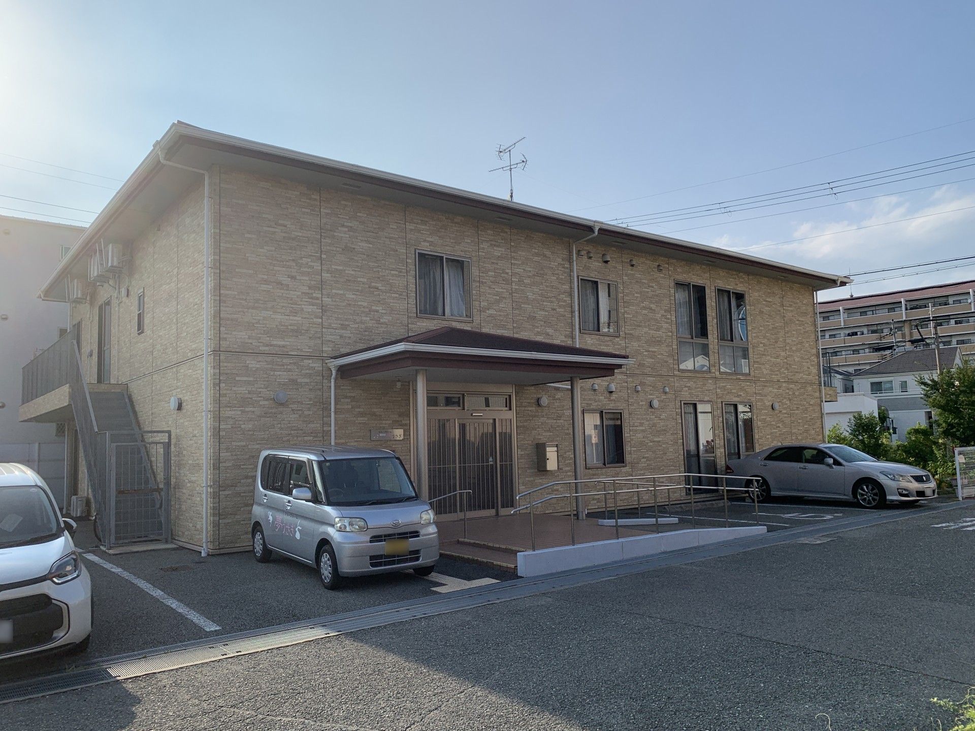 いすに座ってくつろぐ男性