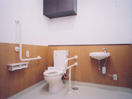 手すりが両サイドについたトイレのそばには手洗い場や呼び出しボタンもあり、介助スペースも広い。