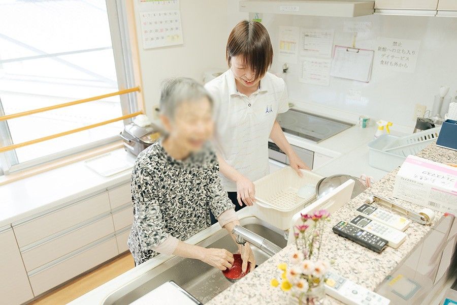 笑顔で食器を洗う様子