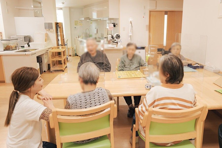 談笑するテーブル