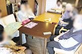 談話を楽しむテーブル