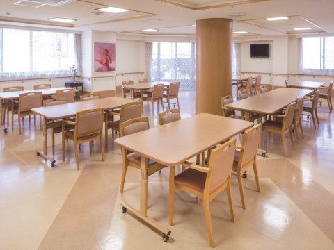「ニチイホーム 練馬高野台」のリビング＆ダイニング。お食事以外にも多目的に活用されるスペース。